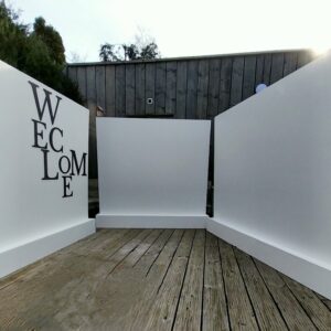 Backdrop welkomstbord van hout met tekst van hout